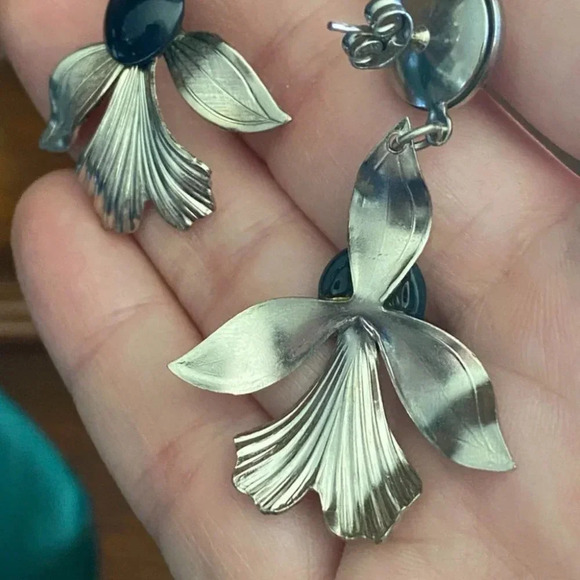 Fleur de Lis  1950s Tin Floral Design Pierced Earrings with Navy Cabachon - Picture 6 of 6